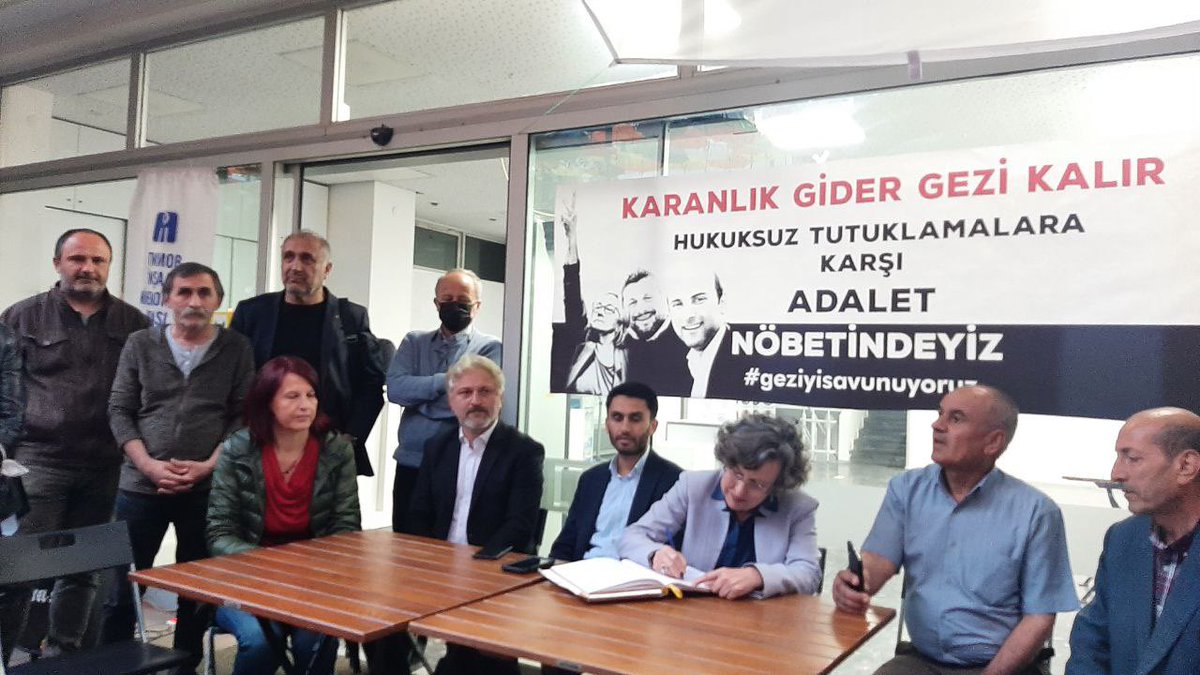 MuratCepnii's tweet photo. #Ankara Mimarlar Odası’nda 
#Gezi İçin Adalet Nöbeti’ndeyiz.  #GeziyeÖzgürlük 
#GeziyiSavunuyoruz
#GeziTutsaklarınaÖzgürlük 
@FilizKer https://t.co/UqPqM5x5wv