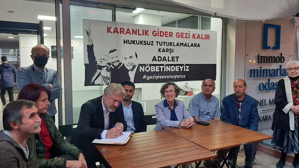 MuratCepnii's tweet photo. #Ankara Mimarlar Odası’nda 
#Gezi İçin Adalet Nöbeti’ndeyiz.  #GeziyeÖzgürlük 
#GeziyiSavunuyoruz
#GeziTutsaklarınaÖzgürlük 
@FilizKer https://t.co/UqPqM5x5wv