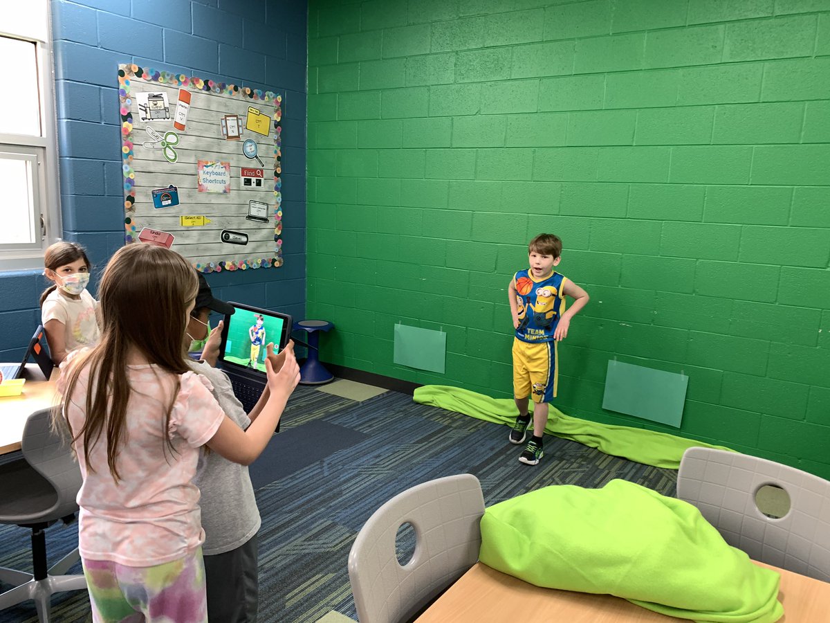 mslesser79's tweet photo. Third grade has been using the @DoInkTweets green screen app to tour some Chicago landmarks! @FSD79 #Chicago https://t.co/b0ydK666Er