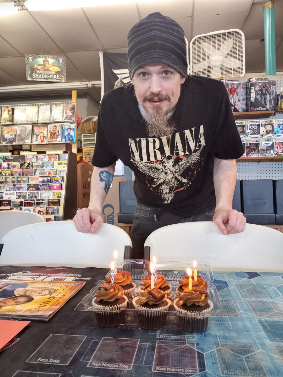 palmettopunishR's tweet photo. I love my #LCS! They are the best. My birthday is tomorrow and as I was picking out books they snuck up on my and started singing lol (you can't see the balloons). Just really awesome ppl. I love them so much! #supportlocalcomicshops #supportlocalBusiness #comics #readers 🤘🏼💙 https://t.co/L8xE0hMJSJ