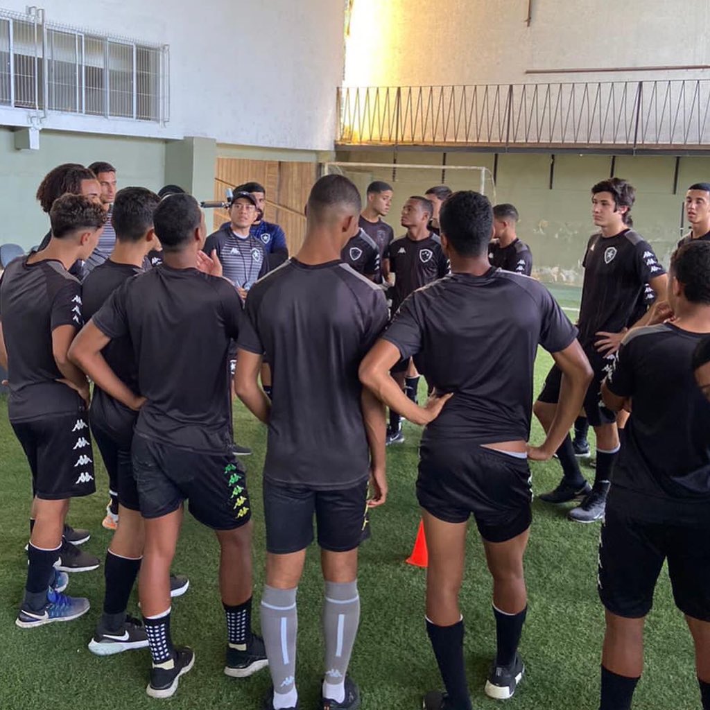 profheldersouza's tweet photo. “Fundamental saber pensar sobre o que fazemos, para podermos perceber se fazemos como pensamos, ou a que distância nos encontramos disso e por quê.” (Júlio Garganta) https://t.co/u3Q3Nubzfs