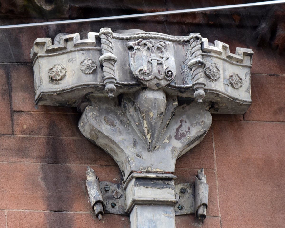 Manchesterdeta2's tweet photo. There is some amazing detail in #Manchester, like this guttering on @TheJohnRylands @UoMLibrary @OfficialUoM #Manchesterdetail #Manchesterphoto #Manchesterdetails #Manchesterimage #Manchesterphotography @ILoveMCR @McrHistory @Manchesterpast @ManchesterRTs @Manc_Pictures https://t.co/6j275L5Pdl