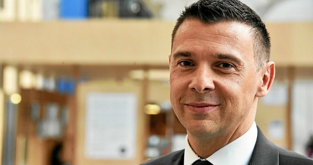 TLGBrest's tweet photo. Remaniement : le socialiste brestois Yohann Nédélec décline la proposition d’entrer au gouvernement
➡️ https://t.co/fTSWfXWMok https://t.co/4fjClSRaXq