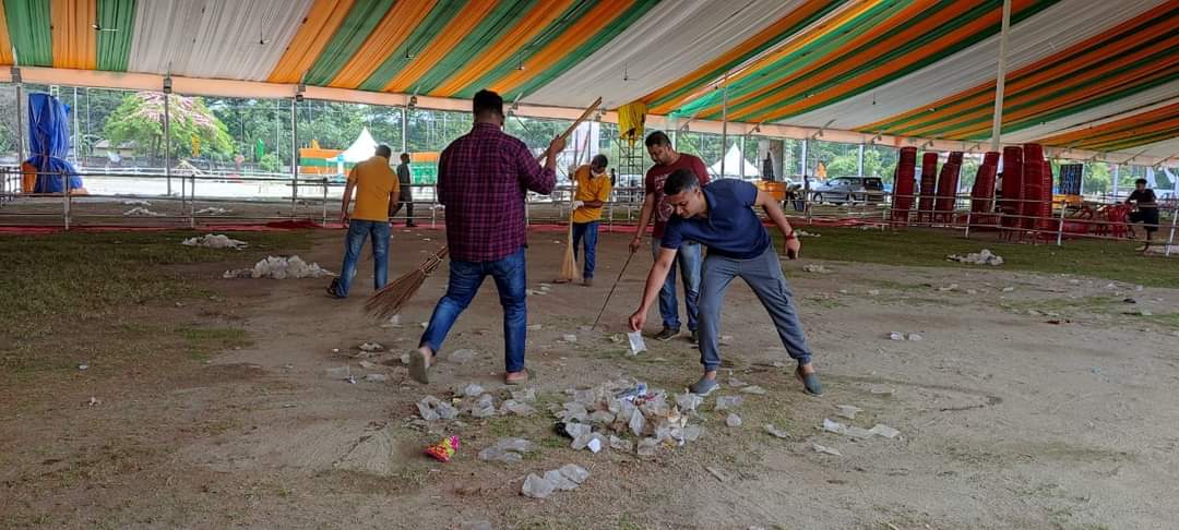 BJYMAssamPrdsh's tweet photo. Post the grand one year celebration event of Assam Govt,today our @BJYMAssamPrdsh karyakartas took part in the Swachhta Abhiyan in Khanapara Vet. Field followed by a review meeting of the event by @BJP4Assam President Shri @Bhabesh_KalitaR,GS(Org.) Shri @PhanindranathS3 &amp; others. https://t.co/Izbatj2f5B