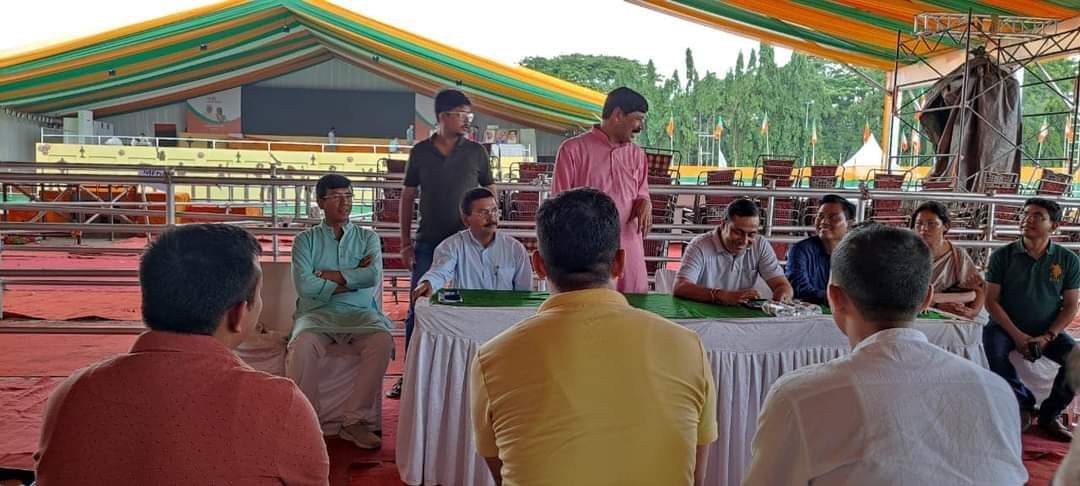BJYMAssamPrdsh's tweet photo. Post the grand one year celebration event of Assam Govt,today our @BJYMAssamPrdsh karyakartas took part in the Swachhta Abhiyan in Khanapara Vet. Field followed by a review meeting of the event by @BJP4Assam President Shri @Bhabesh_KalitaR,GS(Org.) Shri @PhanindranathS3 &amp; others. https://t.co/Izbatj2f5B