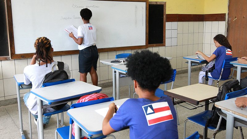 governodabahia's tweet photo. Foi lançado nesta quarta (11), mais um edital para o programa #MaisEstudo. São 52 mil vagas para estudantes prestarem #monitoria em Língua Portuguesa, #Matemática e Iniciação Científica aos colegas. A bolsa para cada monitor é de R$ 100 por mês. Confira: https://t.co/EhCkAbPPe3 https://t.co/6v8UJIvc3z