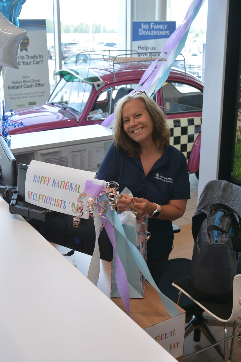 vwofmarion's tweet photo. Happy #NationalReceptionistDay Cindy! https://t.co/eVMiKuqywy