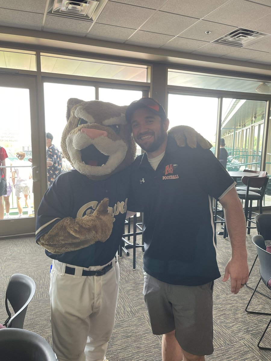 CteMchs's tweet photo. Mr Cain’s sports marketing class, taking in the product. Thanks again @KCCougars @MCHSBoysBball @BryanZwemke @MCHSDistrict111 https://t.co/N55HR23u4X