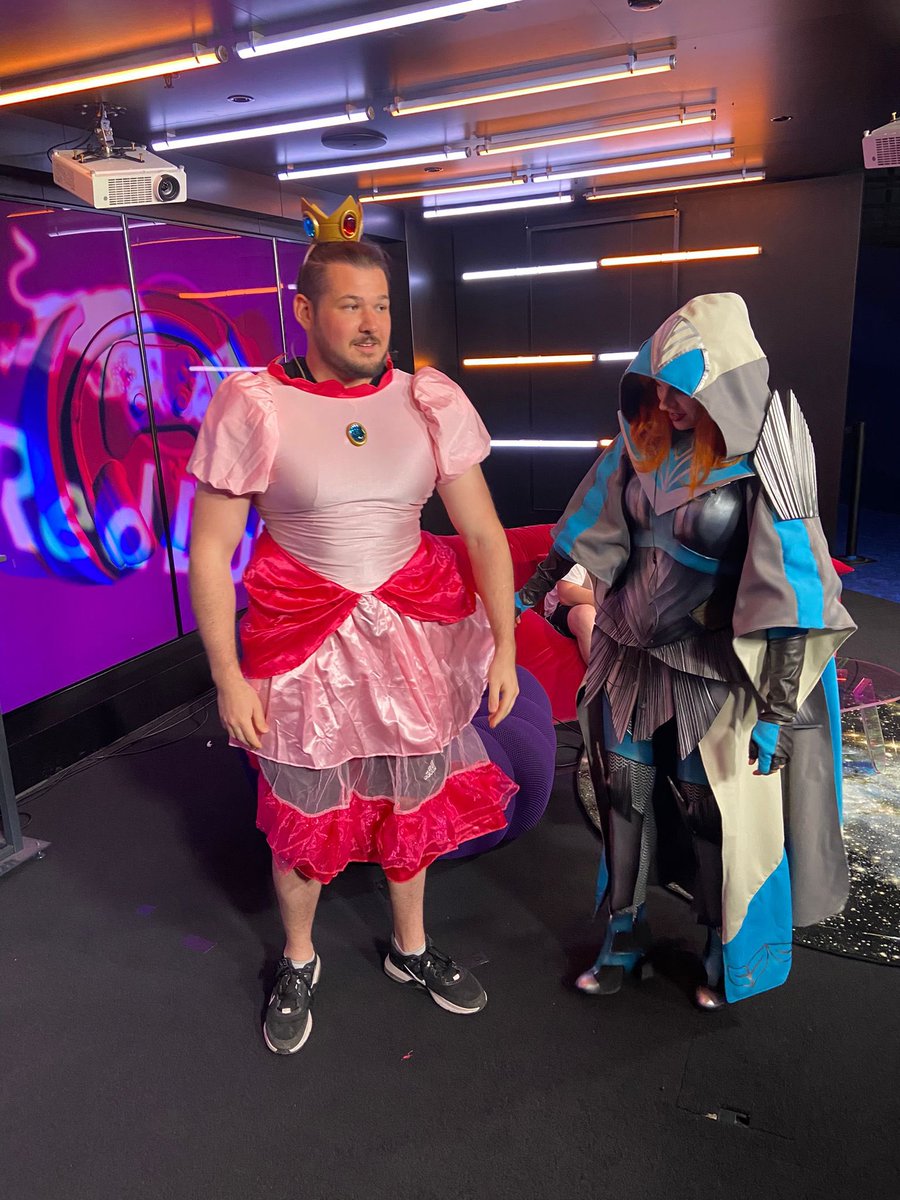 RedBullCH's tweet photo. Zwei Queens bei #GetBuffed 🥰 in 20 Minuten geht es los! Rein da: https://t.co/CLoMPk2SR8 https://t.co/ffmqjWLdm9