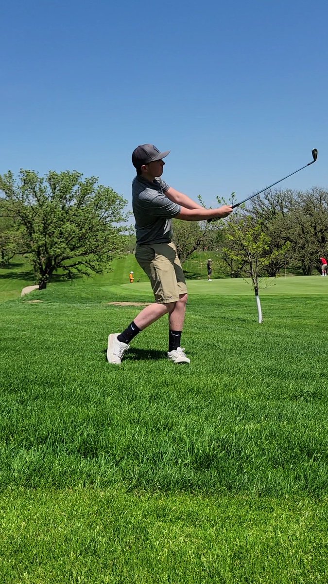 BrettLarson11's tweet photo. Cayden scooting the ball onto the green. @ThayerCentral #tctitanway https://t.co/YaknNOBVAh