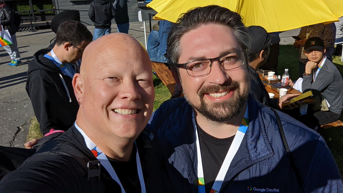 Good to be back at #GoogleIO and able to get my selfie with <a href="/askdes/">Des</a> 😎🤳