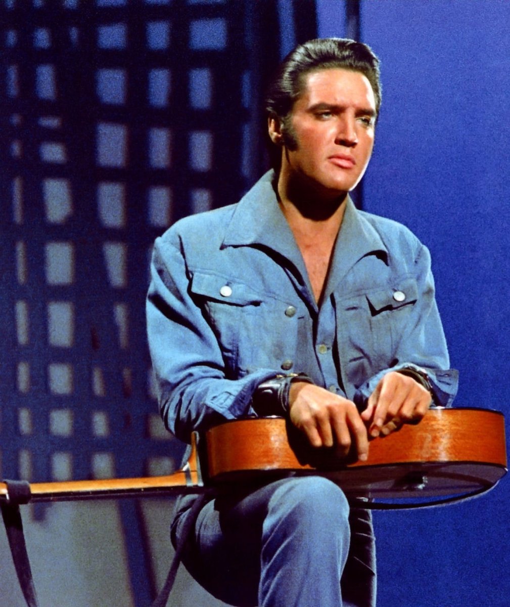 retrointerviews's tweet photo. "#ElvisPresley would not have liked a drum loop because he wouldn’t have had any control. The drummer had to play to Elvis, especially onstage. If #Elvis kicked his hip one way, then Ronnie Tutt had to accent it with a certain drum lick."
https://t.co/WAavRIyUh3 https://t.co/uxiUz9uByf