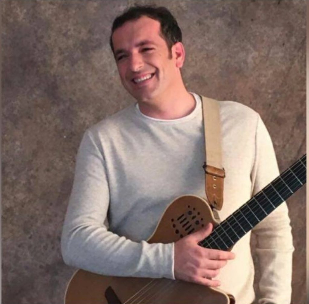 Esta noche, a las 22.00h, tradicional cena-pescaíto
Y luego... Nuestro "primichi" <a href="/JaviMoyaOficial/">Javi Moya</a>