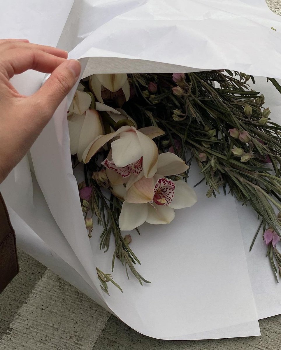 300moods's tweet photo. gift her with flowers 💐 https://t.co/3skP144ydj