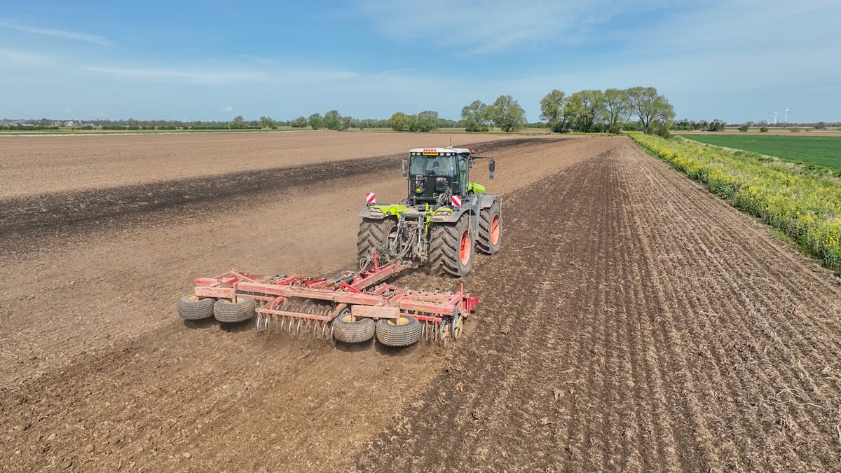 RockscapeCrowle's tweet photo. Jonny has been busy in the Xerion working in the solid digestate. Its important that this is done as quickly as possible otherwise the valuable nutrients can be lost to the atmosphere.
#Rockscape #BritishFarming #CLAASXerion #Vaderstad https://t.co/pAAE0nOa4U
