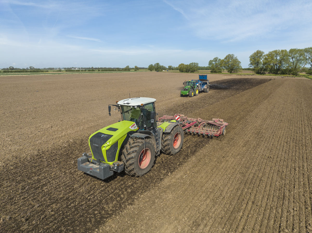 RockscapeCrowle's tweet photo. Jonny has been busy in the Xerion working in the solid digestate. Its important that this is done as quickly as possible otherwise the valuable nutrients can be lost to the atmosphere.
#Rockscape #BritishFarming #CLAASXerion #Vaderstad https://t.co/pAAE0nOa4U