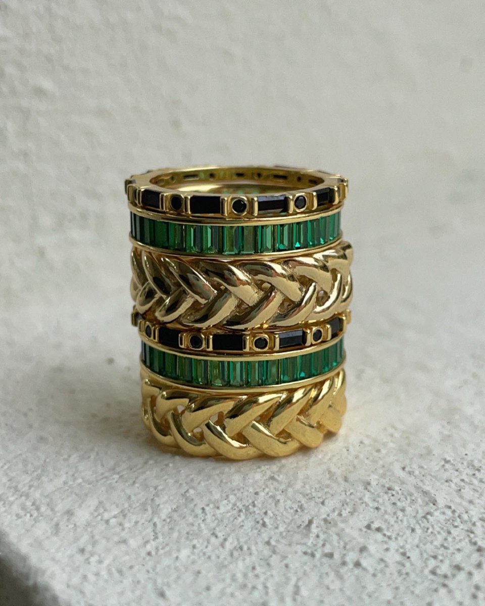 ELEDEPR's tweet image. I like my money how I like my rings, stacked and multiples✨✨✨