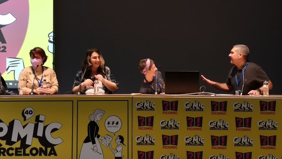 quimtuk's tweet photo. Seguimos... ¿Qué más se puede hacer en el
@COMIC_bcn para no dar el callo en el stand de
@Rockmedia_bcn?
Pues asistir a charlas como la que dieron las talentosas y simpáticas @Hammer_moon , @DFrankfield y @Stella_di_A sobre dibujantes roler@s en el marco del #ComicFantasy22. https://t.co/SDtPiO0TH5