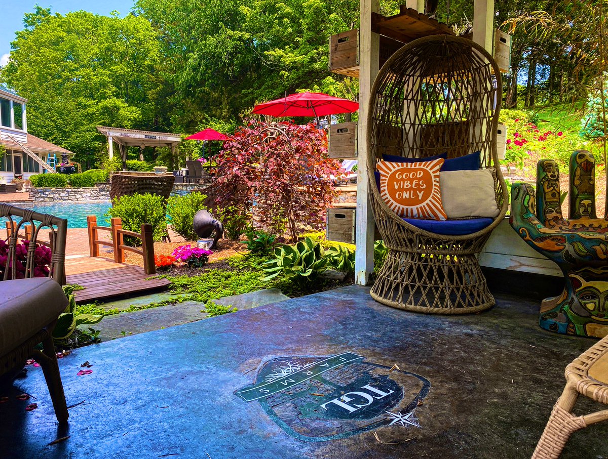 TGL_Farms's tweet photo. GOOD VIBES ONLY 😎 The Song Garden pillow says it all… ☀️#tglfarms #thegoodlife
#hendersonvilletn #gallatintn #farmlife #horsefarm #poolday #airbnbsuperhost #airbnb #vrbo #farmstayusa #thesongtv #interviewlocation #outdoorvibes #privatepool https://t.co/3vsnTsOQYu