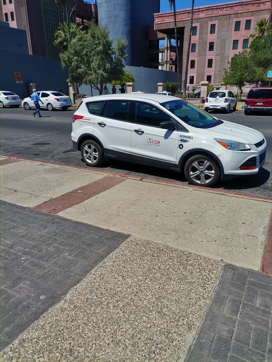 kunfupanda2's tweet photo. Un carro del insrituto  de la mujer mal estacionado en linea roja. https://t.co/MGwtRrEI8z