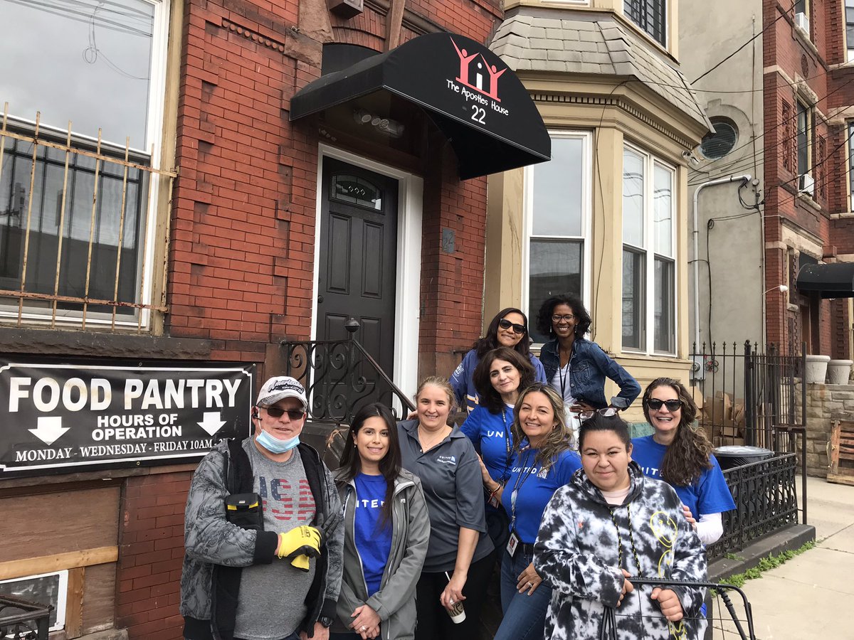 cathy_innocenti's tweet photo. uIMPACT giving back to the community @weareunited @mobilizenj @Mansourian @rodney20148 #tahsocial #beingunited The Apostles house- Newark https://t.co/OuJjZmIVMM