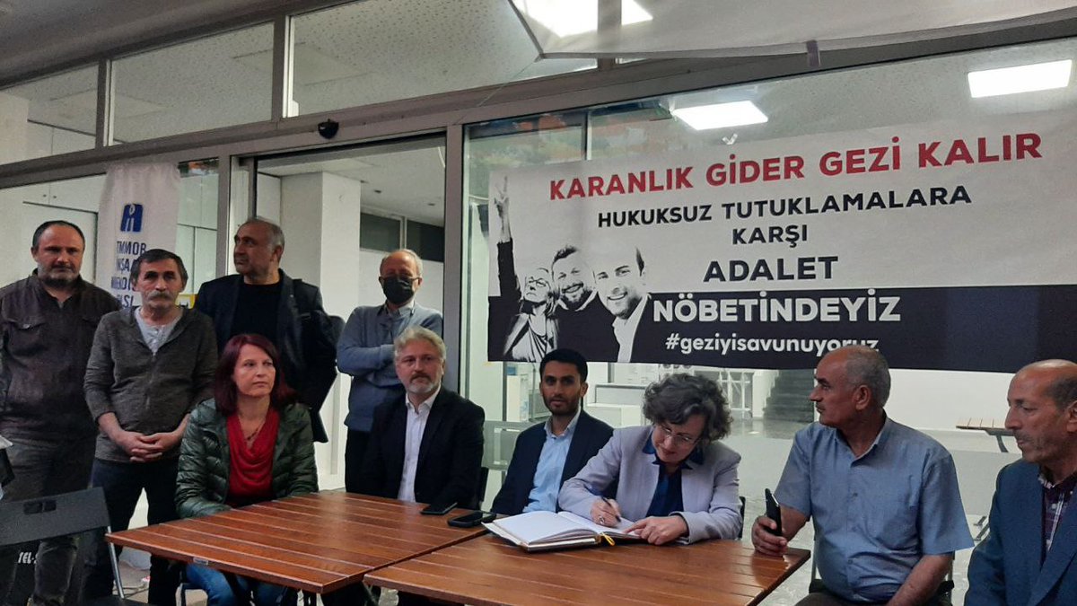 DEMankara's tweet photo. TMMOB'ta devam eden Geziye Özgürlük ve adalet nöbetine, il kadın meclisimiz, il örgütümüz,  milletvekillerimiz @FilizKer ve @MuratCepniHDP ile birlikte dayanışma ziyaretinde bulunduk Gezi yargılanamaz ve gezi davasındaki hukuksuzluğa karşı mücadelemiz devam edecek
@GeziyeOzgurluk https://t.co/vyReQ327q7