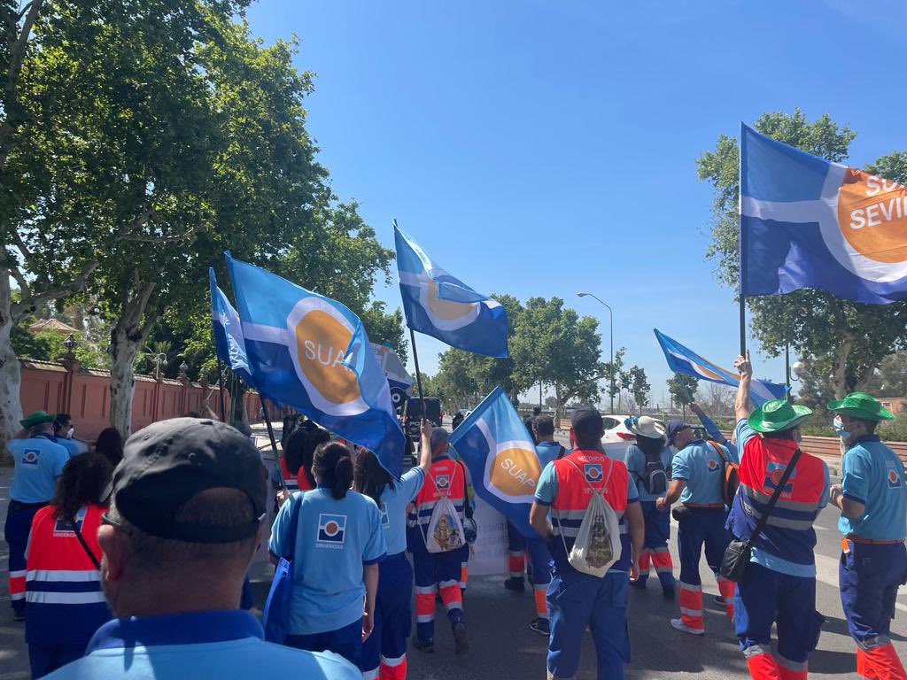DCCUmovilCC's tweet photo. Hoy nos hemos manifestado centenares de compañeros, de toda Andalucía, que realizamos las labores de Urgencias y Emergencias Extrahospitalarias del SAS. Reivindicamos un trato igualitario laboral y salarial. Seguiremos con la lucha. #DCCUdigno #SOMOSLAMAREAAZULSUAPDCCU https://t.co/dK8w5L30Xh