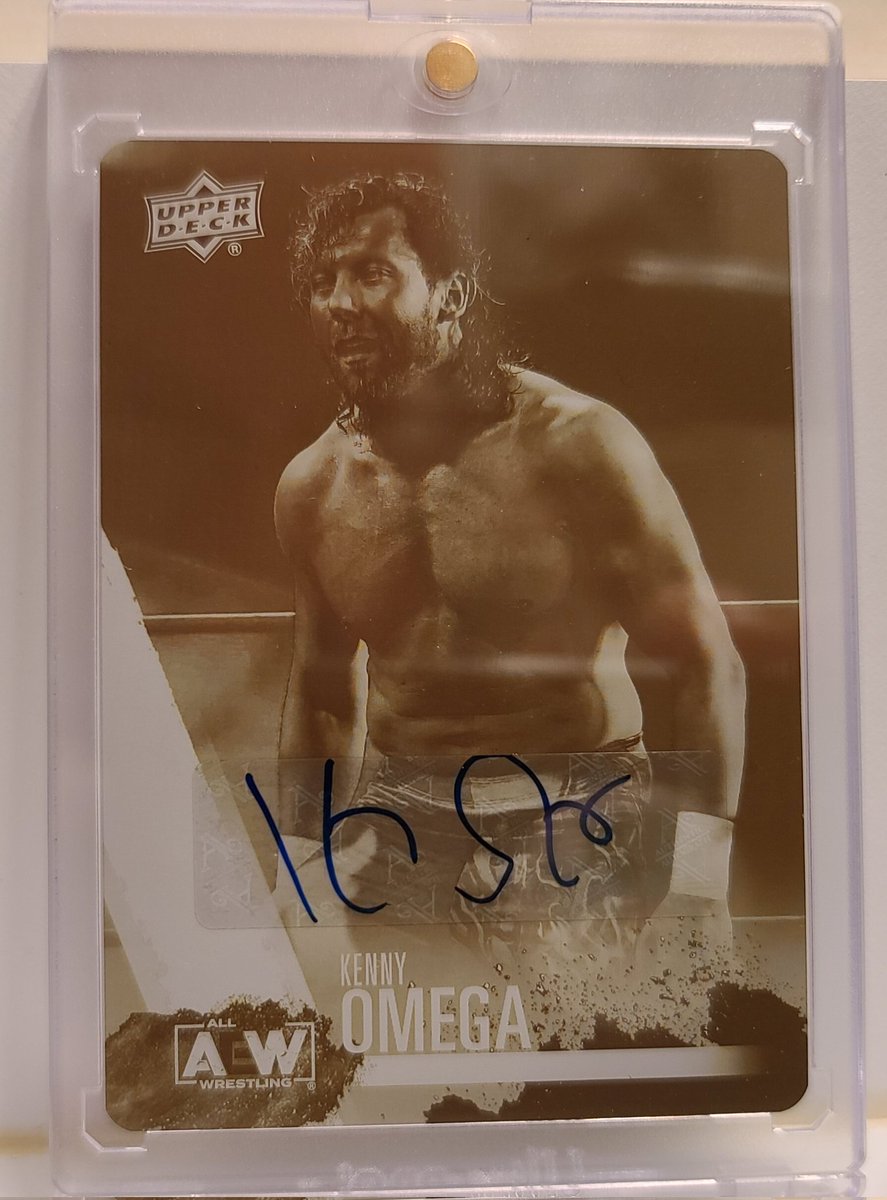 nintenbr064's tweet photo. Never been a big trading card guy, but bought myself my 1st @allelitewrestling @upperdecksports box. First pack, pulled this 1of 1 signed @kennyomegamanx printing plate card. WOW. 👀

#aewupperdeck #aewtradingcards #aew #upperdeck https://t.co/qN3pTHj4sK