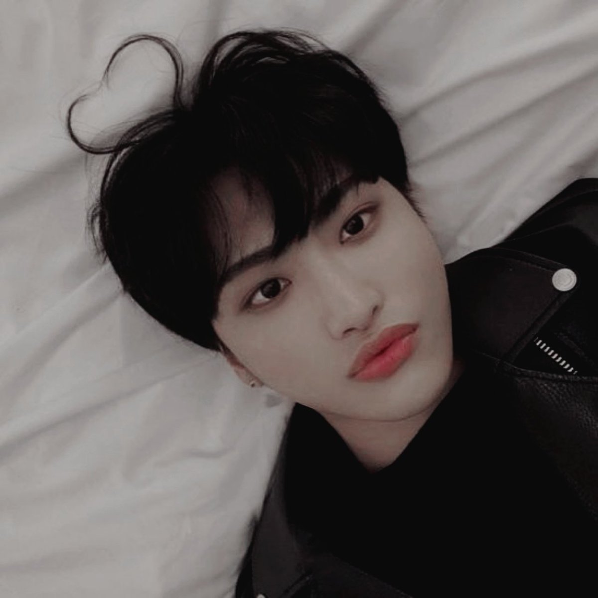 __be__be__'s tweet photo. #ATEEZ Au:Хонджун- один из ведущих дизайнеров Кореи. У него прекрасные показы на неделях моды, его вещи носит добрая часть селебрити. Одним словом он создаёт произведения искусства из клочка ткани и ниток. > https://t.co/o36f7etsIR