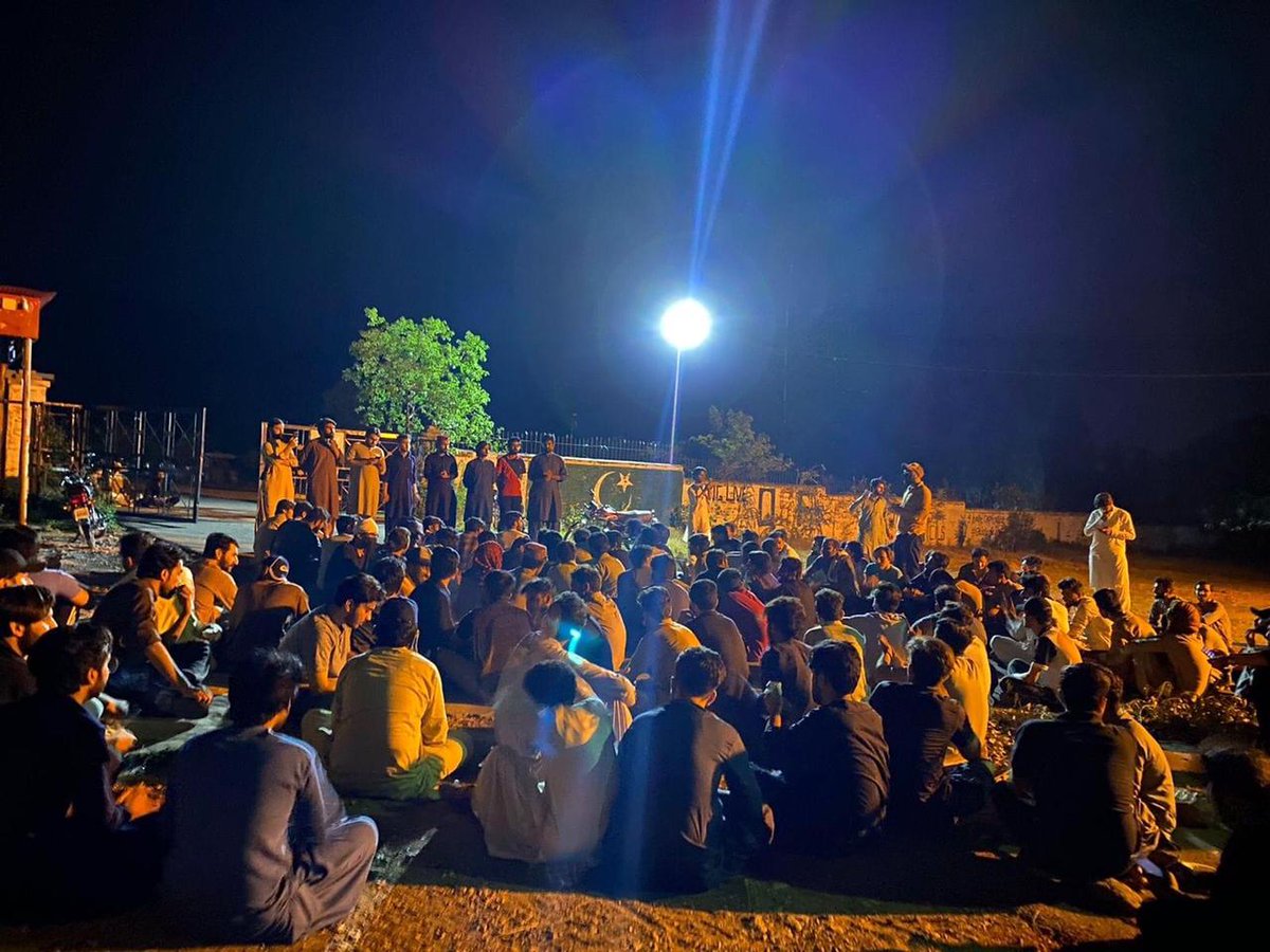 saraiki_council's tweet photo. #SaveQau #SaveStudentsRights #StrikeIsOurRight✌
At this hour of night quaidians are sitting under the naked sky just to get their vital right but the university management pretending careless. https://t.co/iPDYpFGgIx