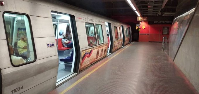 mintransporteve's tweet photo. #Entérate 👉🏻 Con el equipamiento y trabajos en el andén de la vía 2 de la estación #BelloMonte de #Línea5, se consolidan metas establecidas por la clase obrera que asumió culminar la obras abandonadas por #Odebrecht.

#SeguimosTrabajando
@metro_caracas 
@NicolasMaduro
@HAbreuMRT https://t.co/lghPCYiD0w