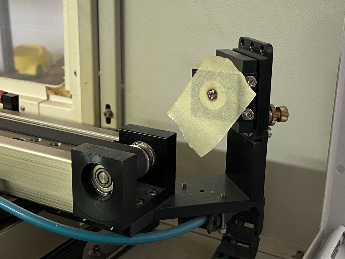 También hay que limpiar y calibrar las máquinas del #Fablab , esta vez toca a la máquina de #cortelaser #maker