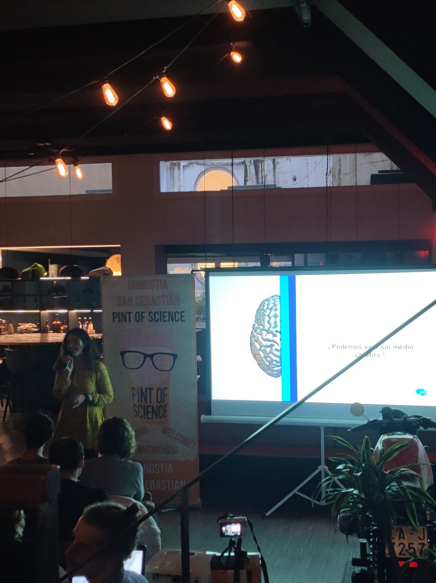 DivulgaDonosti's tweet photo. ¿Podemos vivir sin medio cerebro?, nos lo cuenta Lucía Manso de @bcbl_ en #BeerSS #Pint22DSS https://t.co/rhrblVYlag