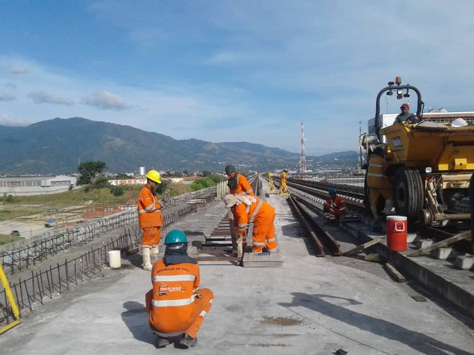mintransporteve's tweet photo. ➡️La clase trabajadora del @metro_caracas sigue en la construcción del tramo Guarenas II - Guatire I. La #GMTVen no se detiene!
@NicolasMaduro 
@HAbreuMRT 
@buhopsuv 
#NegritudRebelde https://t.co/jBIr71eB5h