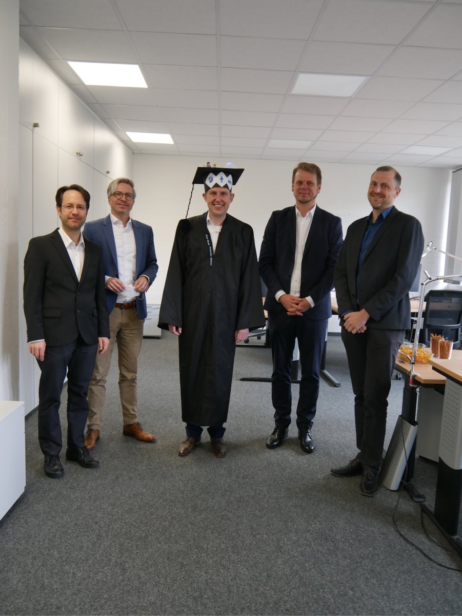 ISYGroupDUE's tweet photo. Am 4. Mai hat Dr. Sebastian Büttner seine Doktorarbeit erfolgreich verteidigt. Wir freuen uns auf die Zusammenarbeit mit Sebastian  als PostDoc bei uns. Danke auch an die Kommission aus @Michael_HCIS, Prof. Röcker, Prof. Fellmann (Gutachter) und Prof. Reinhardt (Vorsitzender). https://t.co/PyUgalhZhW