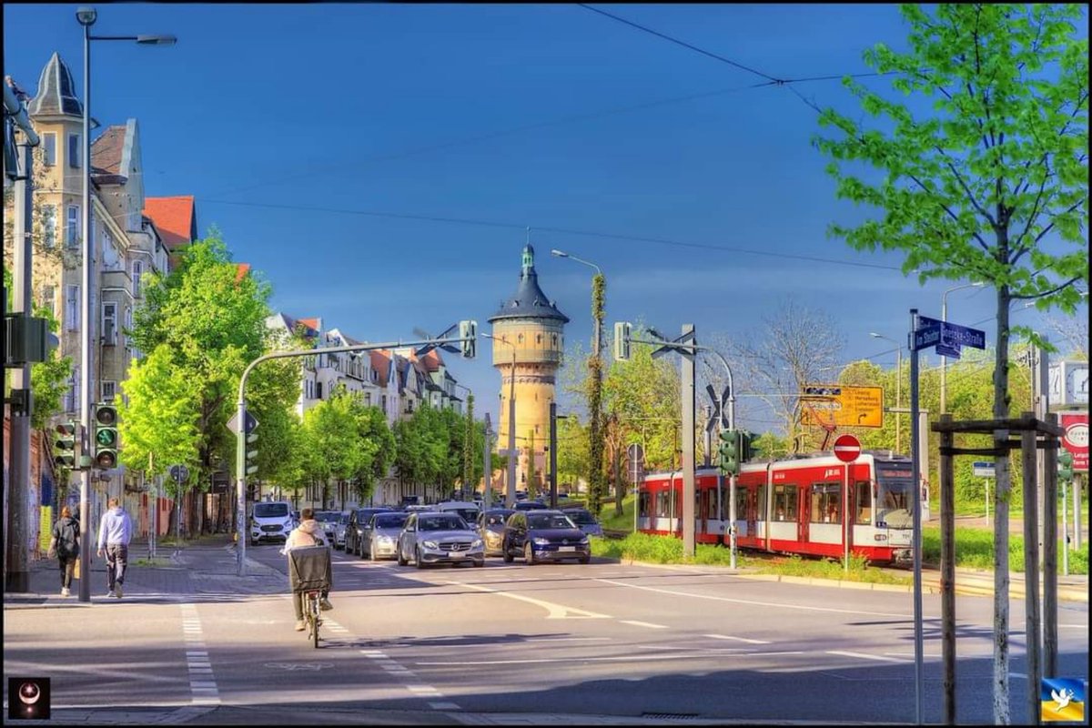 OliverFriebel's tweet photo. #Halle Warten auf Grün am Steintor.
Bleibt gesund und munter!!!☮☮ https://t.co/8nFLH6ESxJ