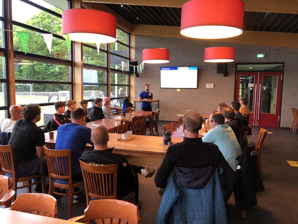 svtynaarlo's tweet photo. Vanavond krijgen de (jeugd-)trainers van @vakovoetbal en @svtynaarlo uitleg over de @KNVB-#Rinusapp #samenwerken #traindetrainer @KNVBNoord #opleiden #samenvooruit https://t.co/mTFhMV7sKI