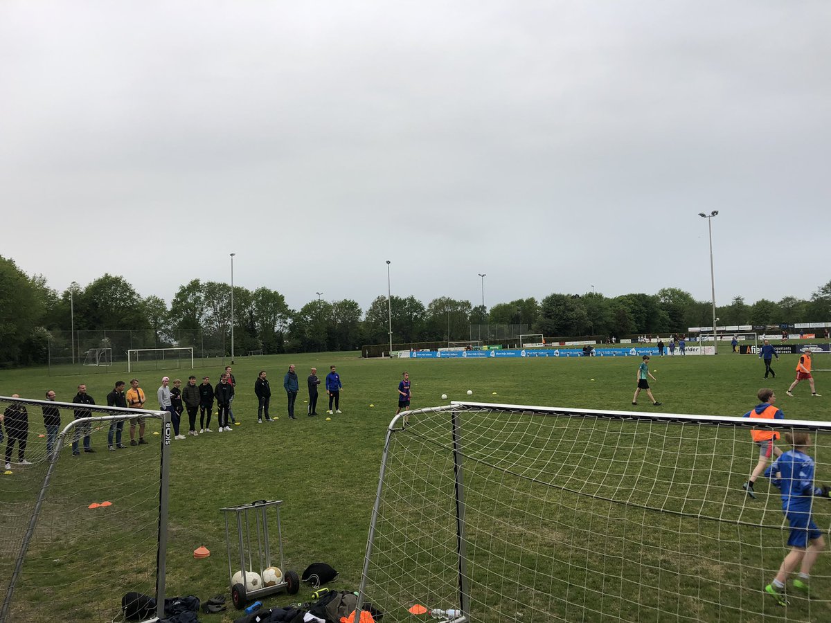 svtynaarlo's tweet photo. Vanavond krijgen de (jeugd-)trainers van @vakovoetbal en @svtynaarlo uitleg over de @KNVB-#Rinusapp #samenwerken #traindetrainer @KNVBNoord #opleiden #samenvooruit https://t.co/mTFhMV7sKI