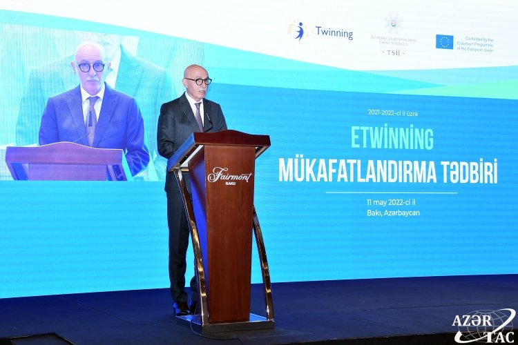 GunayQurbanov16's tweet photo. Mayın 11-də “#eTwinningPlus” layihəsi çərçivəsində #Avropa #Mükafatı qazanmış müəllimlər və “My Big İdea” müsabiqəsində qalib olmuş şagirdlər üçün mükafatlandırma mərasimi keçirilib. https://t.co/T55Txr2IWf