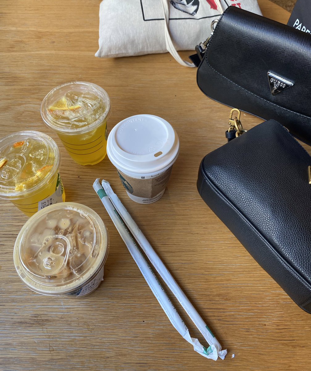 zwei sosyetes haben sich in starbucks getroffen @escprivv 🙈🤍