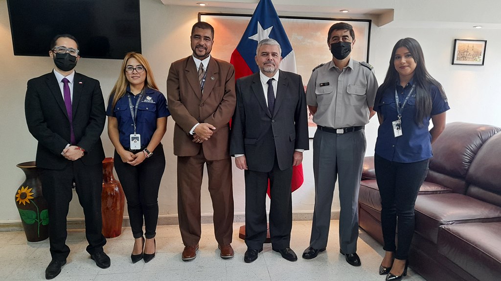 Esta mañana, funcionarios del Instituto Administrador de los Beneficios de los Veteranos y Excombatientes de El Salvador, #INABVE, visitaron la Embajada de Chile. Más detalles 👉bit.ly/3yuV8L6