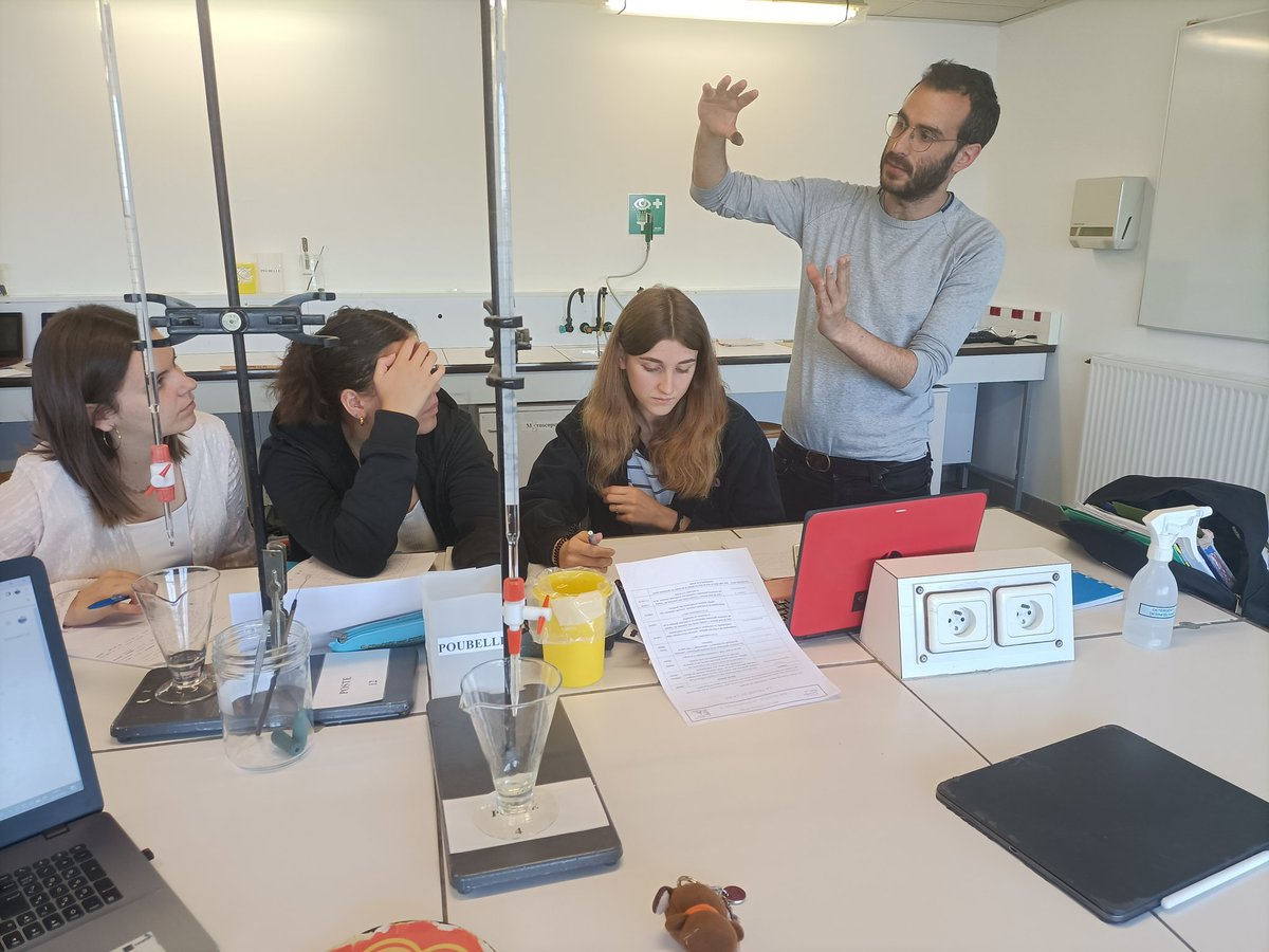 ValerieFerreras's tweet photo. Quand le labo se transforme en atelier de dessin ! Les #1STL du @Lyceelegarros se lancent dans la création d'une BD de vulgarisation scientifique guidés par un illustrateur @GhadiGhosn. Une belle conclusion du projet sur les maladies génétiques : Synthèse et créativité ! Merci ! https://t.co/rZ6k9I3Fpk