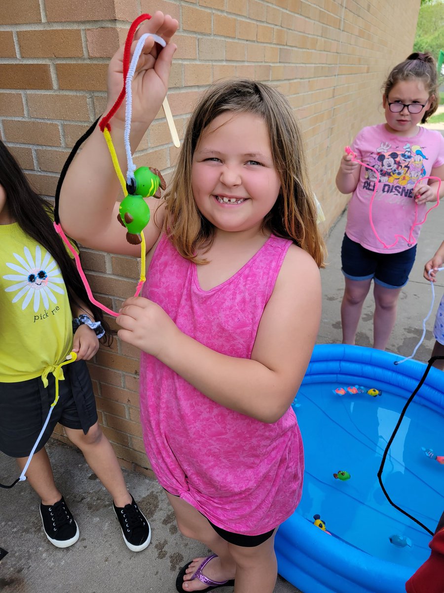 MissGoodwin2G's tweet photo. 1st graders designed fishing poles and tried magnetic fishing this morning!  @jconrad1980 @CampInvention #washpride https://t.co/A1t8mtJwhp