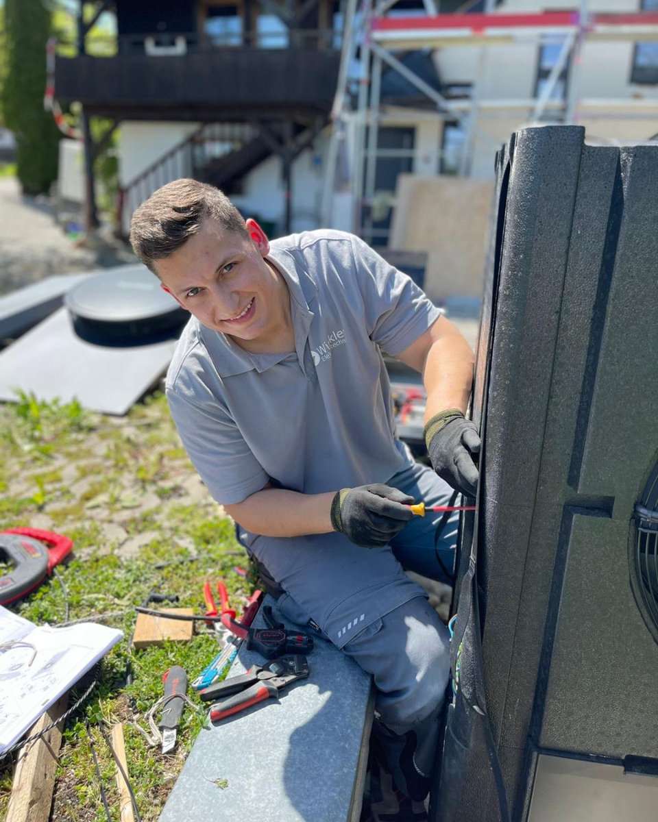 Michael52037051's tweet photo. Anschluß einer #Wärmepumpe im #Außenbereich.
Heute von der Firma Buderus 😎
Unsere Service-Techniker kümmern sich darum! 👍
@buderus_de 
#Heizung #Energiewende #Elektrotechnik #Servicetechniker #Handwerk #Heiligenberg #wirsindsmarter #Elektroinstallation https://t.co/lW6Er1Ck6s