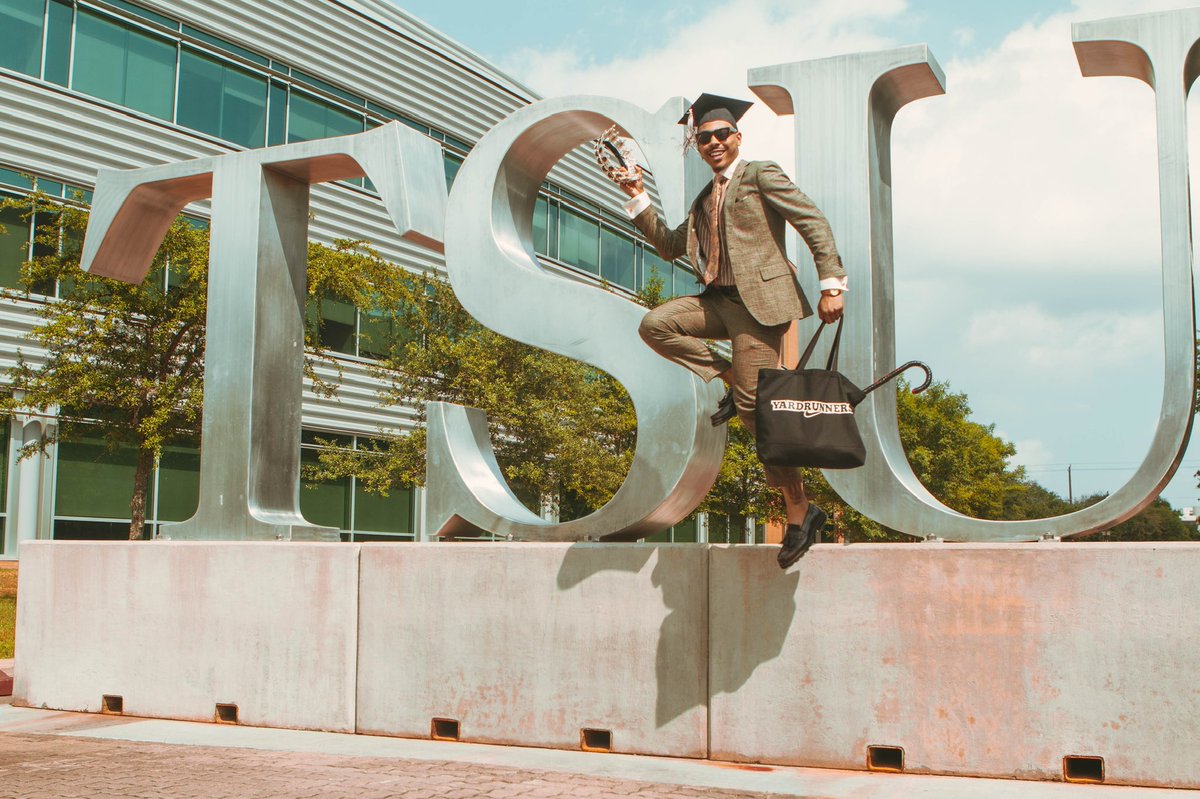 MoMo_theflash's tweet photo. Living through the Obstacles but still found a way to come out on 🔝Top!
 🌟 

May 14 ,2022 at 8:30am 

I will be graduating from The Real TSU..Texas Southern University. The list of Achievements and Accolades goes on..

20th Mister Texas Southern University Signing Out!#TSUPROUD https://t.co/9wEX6HlQqR