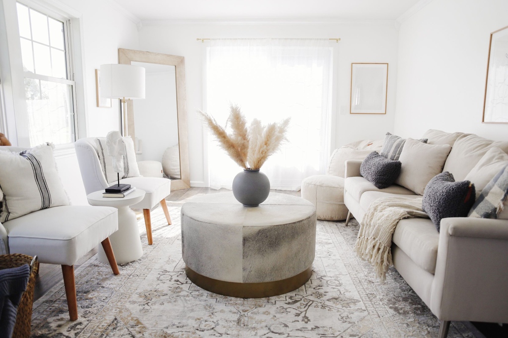 Love is in the air. (CMB-2 Taupe)⁠
⁠
Styled by: @rachelnorstrom⁠
⁠
Link in bio!⁠
⁠
#homedecor #homedesign #decor #design #homesweethome #livingroomdecor #livingroomdesign #momenirugs #spring #love #loveisintheair