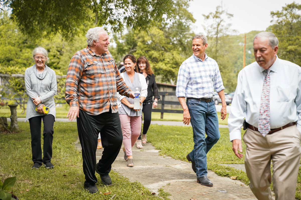GovBillLee's tweet photo. Each of our 95 counties hold a unique place that shaped TN's music legacy — including #storytellershideawayfarm in Hickman County. Enjoyed visiting the former farm of Johnny Cash & encourage Tennesseans to plan a visit to Bon Aqua. https://t.co/6TJfyOU99s