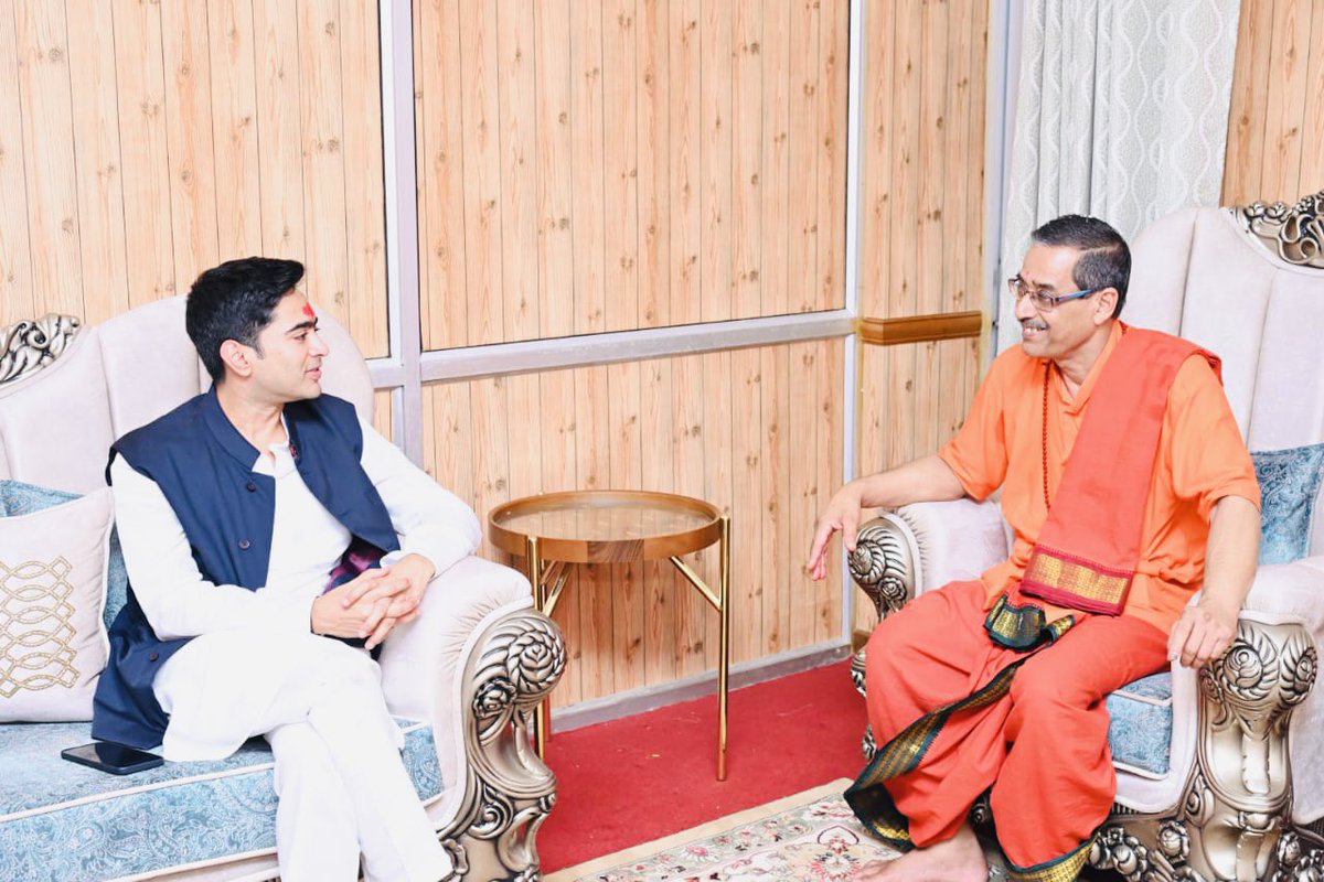 abhishekaitc's tweet photo. মা কামাখ্যাৰ দেৱত্ব আৰু পবিত্ৰ স্থানৰ আভাই মোৰ মনৰ ভিতৰত এক নতুন ব্যগ্ৰতাই প্ৰৱেশ কৰিছে।
মই অসমবাসী লোকসকলৰ বাবে আশীৰ্বাদ বিচাৰি প্ৰাৰ্থনা কৰিছোঁ।
আমাৰ আগন্তুক যাত্ৰাৰ আটাইতকৈ মংগলজনক আৰম্ভণি হৈছে। https://t.co/ivb3GCL2sE