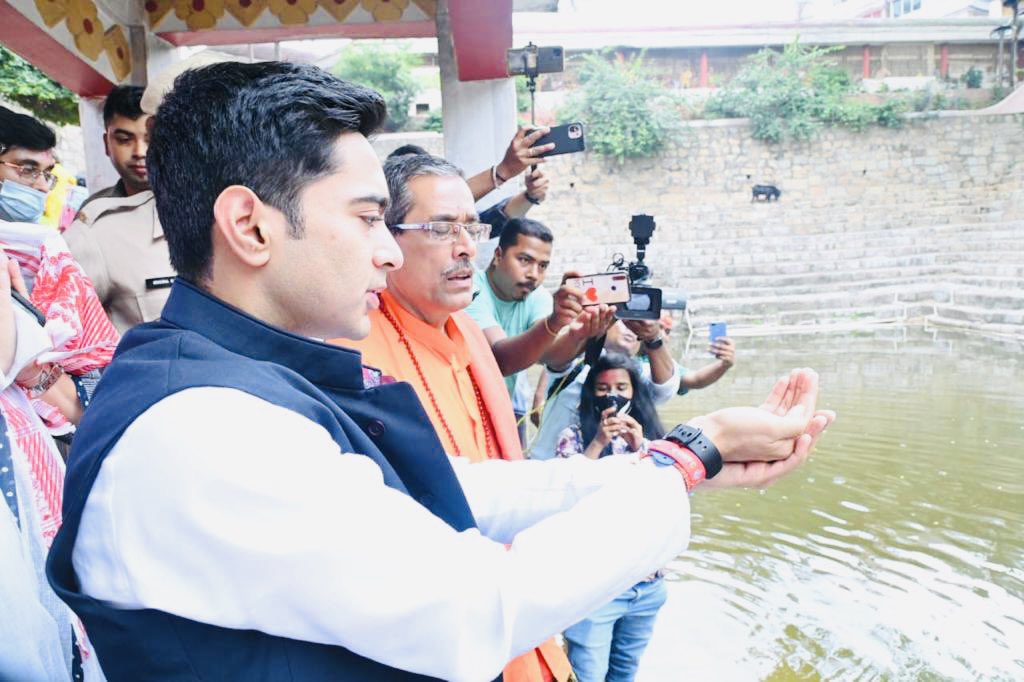 abhishekaitc's tweet photo. মা কামাখ্যাৰ দেৱত্ব আৰু পবিত্ৰ স্থানৰ আভাই মোৰ মনৰ ভিতৰত এক নতুন ব্যগ্ৰতাই প্ৰৱেশ কৰিছে।
মই অসমবাসী লোকসকলৰ বাবে আশীৰ্বাদ বিচাৰি প্ৰাৰ্থনা কৰিছোঁ।
আমাৰ আগন্তুক যাত্ৰাৰ আটাইতকৈ মংগলজনক আৰম্ভণি হৈছে। https://t.co/ivb3GCL2sE