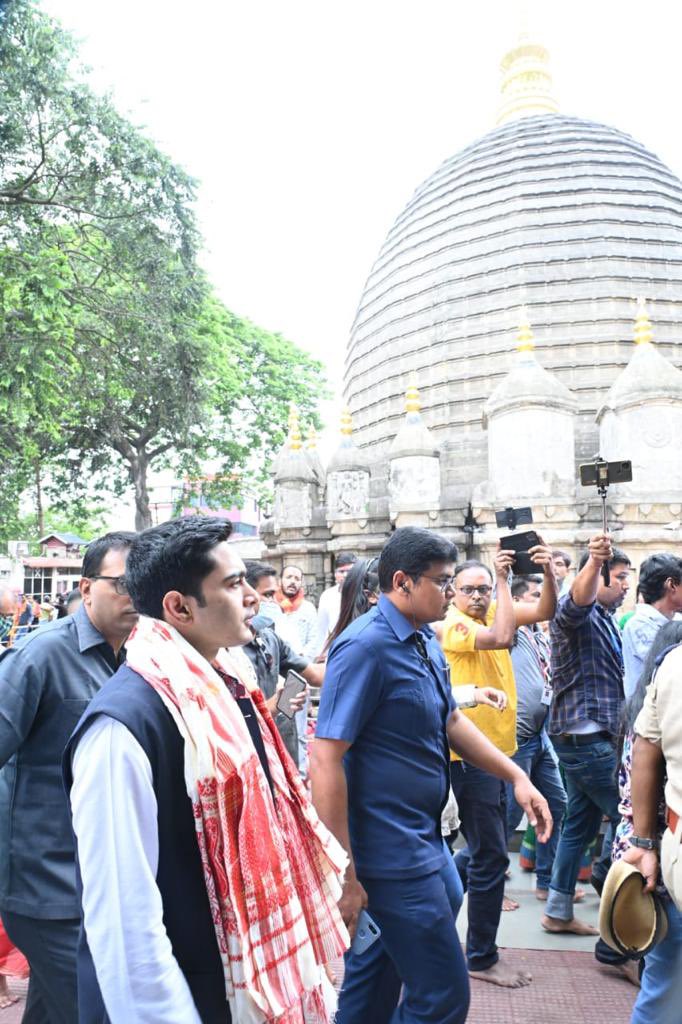 abhishekaitc's tweet photo. মা কামাখ্যাৰ দেৱত্ব আৰু পবিত্ৰ স্থানৰ আভাই মোৰ মনৰ ভিতৰত এক নতুন ব্যগ্ৰতাই প্ৰৱেশ কৰিছে।
মই অসমবাসী লোকসকলৰ বাবে আশীৰ্বাদ বিচাৰি প্ৰাৰ্থনা কৰিছোঁ।
আমাৰ আগন্তুক যাত্ৰাৰ আটাইতকৈ মংগলজনক আৰম্ভণি হৈছে। https://t.co/ivb3GCL2sE